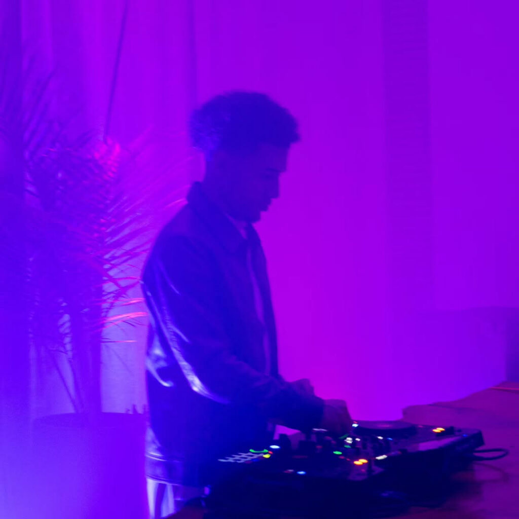 MIchael Aresta Dj6ix0h4