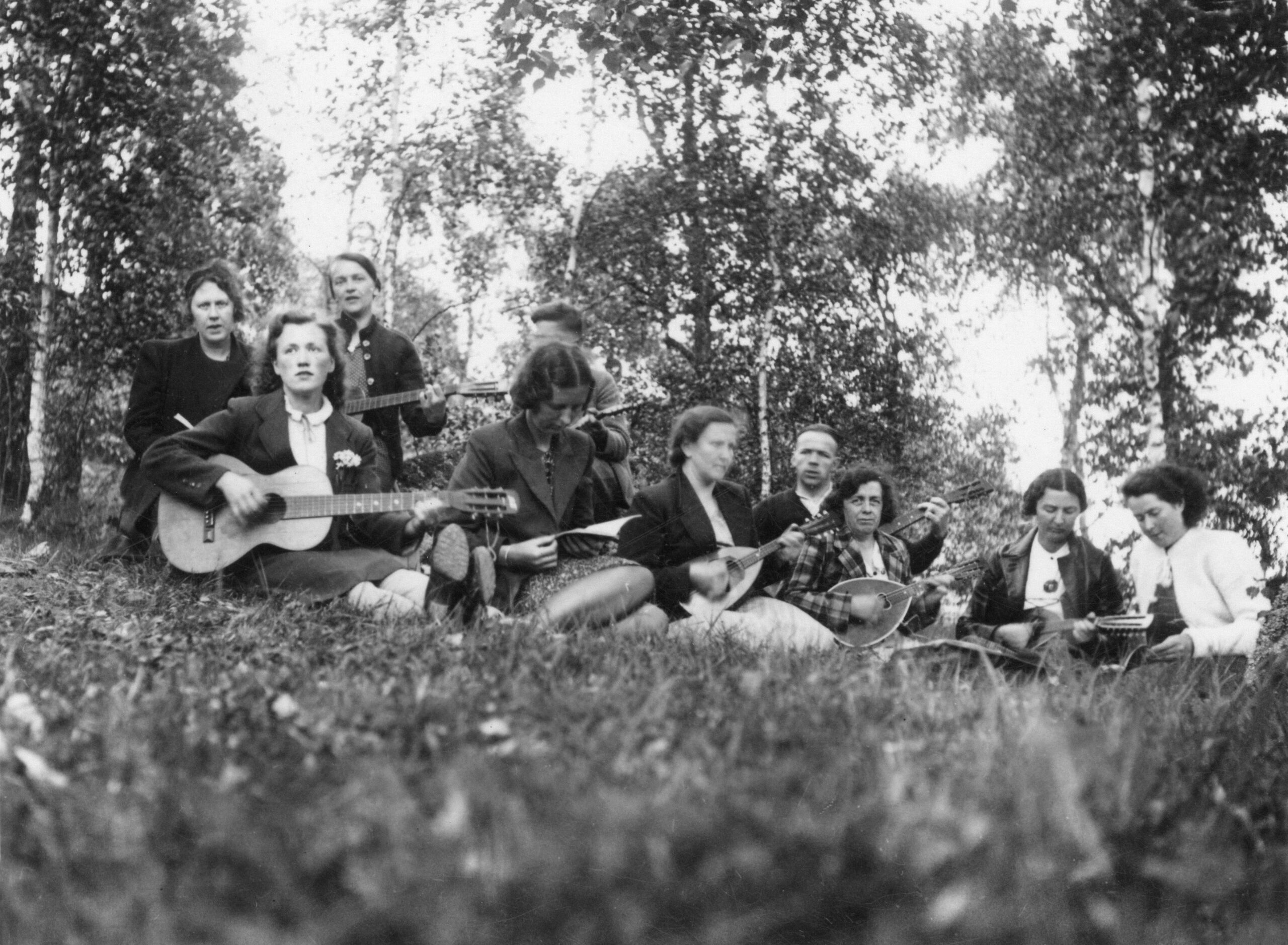 10 Famous Canadian Folk Music Artists Who Shaped the Genre